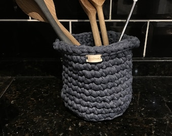 Small crochet basket with handles