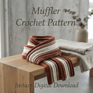 Op de afbeelding: Een gehaakte sjaal met horizontale strepen in roest-, crème- en beigetinten. De tekst "Muffler Crochet Pattern" en "Instant Digital Download" is over de afbeelding geplaatst. De sjaal is gevouwen en ligt op een houten oppervlak.