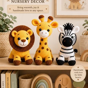 Può includere: Tre animali di peluche all'uncinetto tra cui un leone giallo con criniera marrone, una giraffa gialla con macchie marroni e una zebra bianca e nera. Il testo recita PERFECT Handmade NURSERY DECOR, Bring warmth, joy & handmade love to any space, Handmade with love for little hearts, STEP-BY-STEP GUIDE, DETAILED PHOTOS, INSTANT DOWNLOAD, BEGINNER FRIENDLY, PRINTABLE PDF e Hazellily.