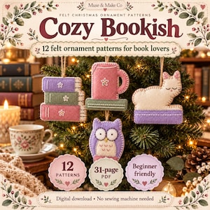 以下が含まれることがあります： 「Cozy Bookish」と題された12種類のフェルト製クリスマスオーナメントの型紙のデジタルダウンロード。画像には、本の山、マグカップ、猫、フクロウなどのフェルトオーナメントが写っています。テキスト：12 patterns, 31-page PDF, beginner friendly。