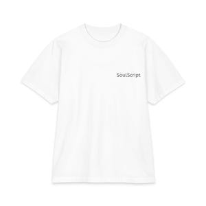 Pode incluir: Uma t-shirt branca de manga curta com decote redondo. A palavra SoulScript está impressa numa fonte simples sem serifa de cor cinzento-escuro na parte superior direita do peito da peça de vestuário. Tem um corte padrão.