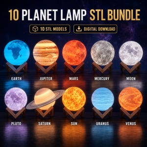 Op de afbeelding: Een digitale downloadbundel met 10 planeetlamp STL-modellen, waaronder de Aarde, Jupiter, Mars, Mercurius, de Maan, Pluto, Saturnus, de Zon, Uranus en Venus. Elke bolvormige lamp staat op een houten standaard met unieke texturen.