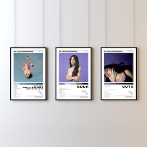 Peut inclure: Trois affiches rectangulaires verticales présentant les pochettes d'album d'Olivia Rodrigo. L'affiche de gauche montre une personne sur une balançoire, celle du milieu une personne avec des autocollants sur le visage, et celle de droite une personne allongée.