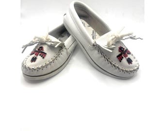 Minnetonka Thunderbird White Leather Beaded Moccasins Kiltie Fringe Flats Shoes