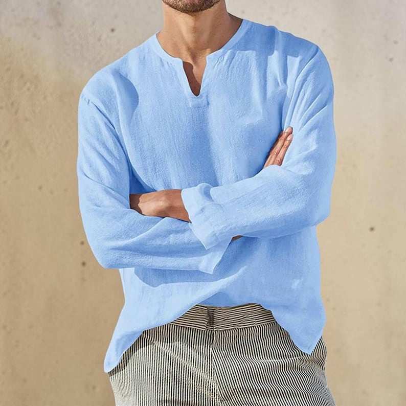 Peut inclure: Une chemise &agrave; manches longues bleu clair avec une encolure en V fendue et une finition en tissu textur&eacute;. La chemise pr&eacute;sente une coupe d&eacute;contract&eacute;e avec des manches droites et un ourlet droit, offrant un look simple et &eacute;pur&eacute; au quotidien.