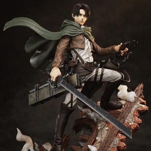 Puede incluir: Una figura de acción detallada de estilo anime de un personaje con cabello negro, vistiendo una chaqueta marrón, camisa blanca y pantalones oscuros con una capa verde. La figura sostiene una espada larga sobre una base con escombros y humo.