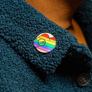 Pin con medallón de Queer Chameleon — Merchandising oficial del personaje LGBT Arte del Orgullo Gay Cómic @queeeerchameleon @itsqueerchameleon por Amee Wilson