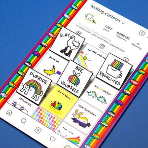 Peut inclure: Une impression rectangulaire présentant une page de profil de réseau social intitulée teabag.cartoon avec une bordure arc-en-ciel. La grille affiche diverses illustrations carrées dont un poulet, une banane, une abeille et une tasse avec le texte EQUALI-TEA.