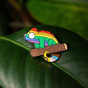 Pin de camaleón arcoíris queer — Mercancía oficial Insignia del orgullo animal LGBT Gay Bi Lizard @queeeerchameleon @itsqueerchameleon de Amee Wilson