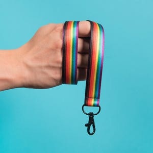 Cordão reversível com as cores do arco-íris — Broche inclusivo com a bandeira do progresso para a comunidade LGBTQIA+, acessório para crachá de trabalho, porta-cartões, pulseira, alça de relógio, chaveiro