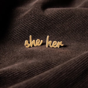 Hon/Hennes Pronomen Pins — Transfemme Subtil Pride Alt Smycken Egirl Edgy MtF Transgender Flagga Demigirl Transkvinna Feminint Armband Halsband