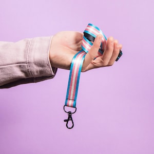 Vändbart Transgender Pride-snoddsband — Transflagga, nål, namnskyltshållare, HBTQ-tillbehör, arbets-ID-kort, armband, klockarm, nyckelring, väska, berlock