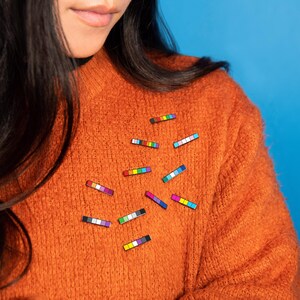 Kleine Regenbogenflaggen-Anstecknadeln – Dezentes Accessoire für Schwule und Lesben, Bisexuelle, Nichtbinäre, Enby, Lesben, Pansexuelle, Bisexuelle, Transsexuelle und Verbündete – Armbandaufkleber