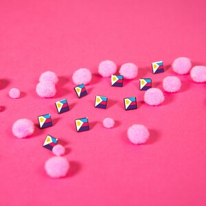 Mini-Polyamorie-Pride-Anstecknadel – Poly-Flagge ENM-Abzeichen, Geschenk, Polyam-Accessoire, dezenter, diskreter kleiner Ring, Infinity-Herz-Halskette, T-Shirt-Ohrring, Schmuck