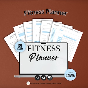 Könnte beinhalten: Ein digitaler Fitnessplaner auf einem Laptop-Bildschirm mit mehreren dahinter aufgefächerten gedruckten Seiten. Die Seiten enthalten Abschnitte für Ziele, Messungen und Tracking. Der Text Fitness Planner, 39 Pages und Edit in Canva ist sichtbar.