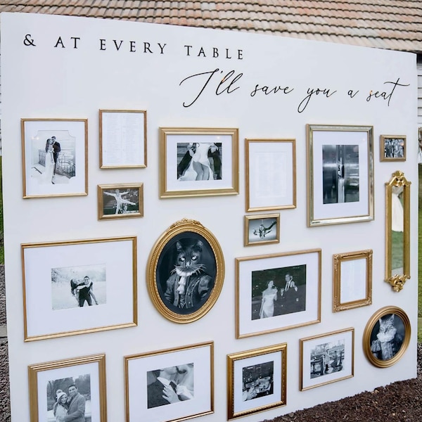 At Every Table Sticker met uitgesneden acrylletters voor zitplaatsen bord bruiloft