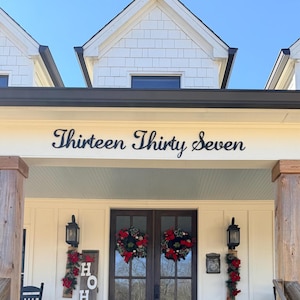 Grandi numeri civici in corsivo coloniale