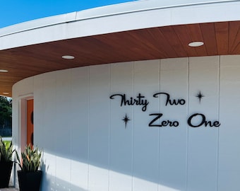 Stora husnummer i skrivstil från mitten av århundradet