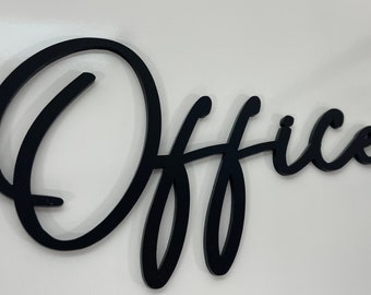 Könnte beinhalten: Schwarzes Schild in kursiver Schrift mit der Aufschrift "Office".