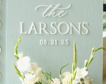 Nome e data do casamento; Letras recortadas em acrílico com adesivo na parte de trás.