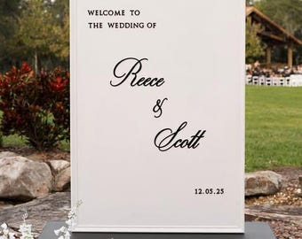 Placa de boas-vindas para casamento em acrílico com nome em cursiva; letras recortadas.