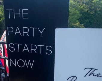 Letras adesivas recortadas em acrílico com a frase "A festa começa agora"