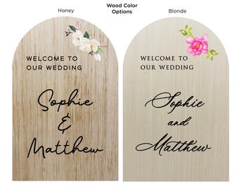 Placa de madeira com flores "Bem-vindos ao nosso casamento"