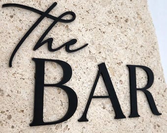 Letras recortadas em acrílico para bar com cola.