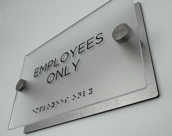 Placa comercial em acrílico de 5x9 polegadas com impressão em Braille e 2 suportes de aço inoxidável, em conformidade com a ADA.