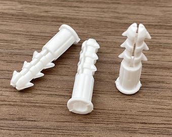 Buchas de parede feitas de plástico reciclado. Disponíveis em embalagens de 50, 100 e 1.000 unidades em diferentes cores.