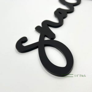 K&ouml;nnte beinhalten: Ein schwarzer Schriftzug mit dem Wort "Grace" in Schreibschrift. Das Objekt besteht aus einem festen Material und ist 0,64 cm dick, wie durch die Textbeschriftung unten rechts im Bild deutlich erkennbar ist.