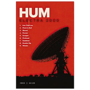 Può includere: Un poster rettangolare con uno sfondo rosso vibrante che presenta la sagoma nera di una grande parabola satellitare. Il testo recita HUM ELECTRA 2000 seguito da una lista di nove brani, con i numeri 1993 e 44:20 in basso in bianco.
