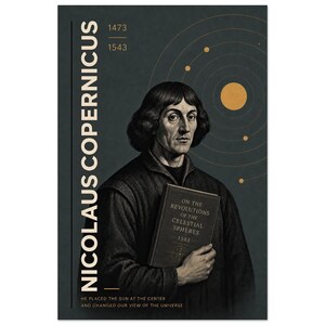 Op de afbeelding: Een portret van Nicolaus Copernicus met een boek getiteld On the Revolutions of the Celestial Spheres 1543. De donkere achtergrond toont een gouden zon en planetaire banen. Tekst bevat de naam, jaartallen 1473-1543 en een beschrijvende zin.