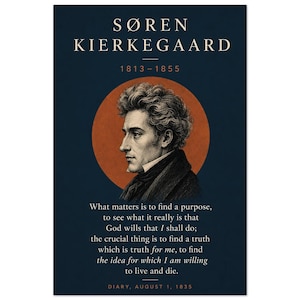 Peut inclure: Une affiche verticale présentant un portrait de profil de Søren Kierkegaard en noir et blanc sur un cercle orange brûlé. Le fond bleu foncé affiche le texte SØREN KIERKEGAARD 1813-1855 et une citation de son journal datée du 1er août 1835.
