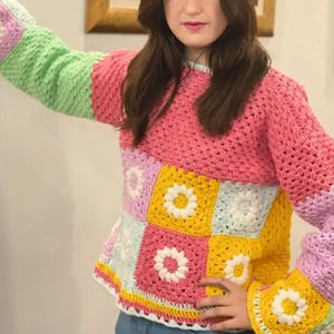 Suéter de ganchillo hecho a mano estilo abuela, con cuadrados, patchwork floral y estilo boho en tonos pastel.