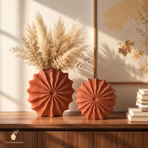 Jarrón escultórico de cerámica con forma de concha, decoración costera de terracota para estantes y mesas.