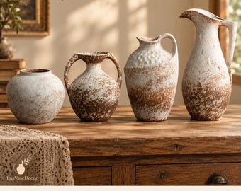 Pode incluir: Um conjunto de quatro vasos de cerâmica com acabamento manchado em branco e castanho. O tipo 1 tem 20 cm de altura, 19 cm de largura com uma abertura de 10 cm. O tipo 2 tem 23,5 cm de altura, 20 cm de largura e o tipo 4 tem 40 cm de altura.