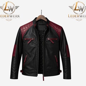 Puede incluir: Una chaqueta de cuero negra con paneles acolchados en los hombros de color granate, parches en los codos granates y detalles de cremallera granates. La chaqueta incluye cuello alzado, cierre de cremallera frontal y forro negro. Logo Lederwerk visible.