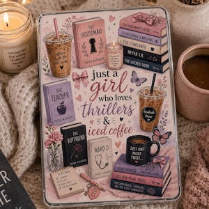 Pode incluir: Uma capa transparente para tablet com uma ilustração colorida de livros de Freida McFadden, copos de café gelado, uma vela, uma caneta e um bloco de notas. O texto diz: just a girl who loves thrillers & iced coffee, com vários títulos de livros.