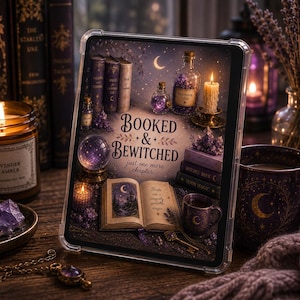 Pode incluir: Um tablet numa capa protetora transparente exibindo uma ilustração com o texto "Booked & Bewitched just one more chapter". A imagem apresenta uma pilha de livros, uma bola de cristal, frascos de poções, uma vela e um livro aberto.