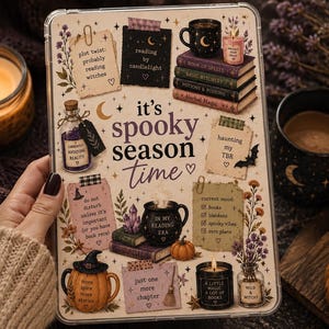 Könnte beinhalten: Eine transparente Tablethülle mit cremefarbenem Hintergrund, illustriert mit Büchern, Kerzen, Tassen und Kürbissen. Der Text lautet: it's spooky season time, plot twist: probably reading witches, reading by candlelight, haunting my TBR und current mood.
