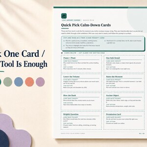 K&ouml;nnte beinhalten: Ein wei&szlig;es druckbares Blatt mit dem Titel Quick Pick Calm-Down Cards, das acht perforierte Abschnitte mit Anleitungen f&uuml;r Erdungstechniken enth&auml;lt. Der Text umfasst Anweisungen wie Pause + Plant, Lower the Volume und Slow the Rush in Dunkelgr&uuml;n.