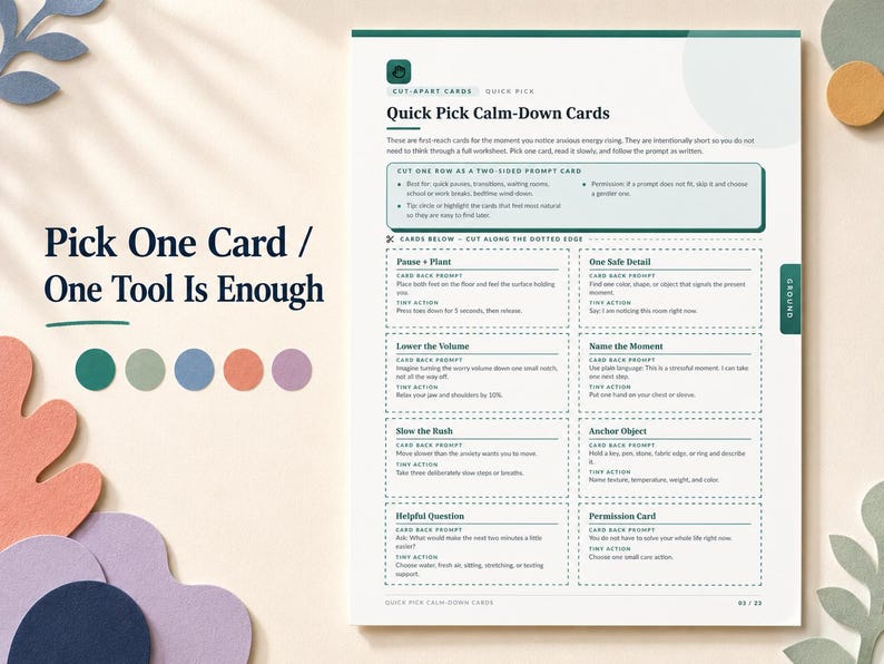 K&ouml;nnte beinhalten: Ein wei&szlig;es druckbares Blatt mit dem Titel Quick Pick Calm-Down Cards, das acht perforierte Abschnitte mit Anleitungen f&uuml;r Erdungstechniken enth&auml;lt. Der Text umfasst Anweisungen wie Pause + Plant, Lower the Volume und Slow the Rush in Dunkelgr&uuml;n.