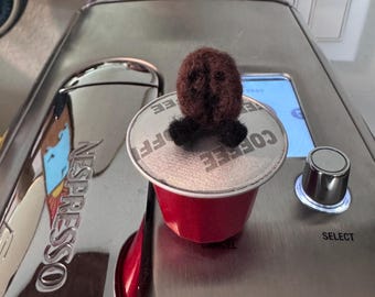 Chicco di caffè minuscolo infeltrito ad ago