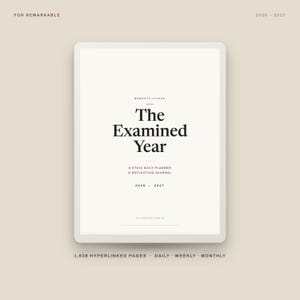 Puede incluir: Una agenda digital titulada The Examined Year, A Stoic Daily Planner & Reflection Journal for Remarkable, que cubre 2026-2027. La interfaz blanca presenta texto en negro, incluyendo Memento Vivere, y señala 1.638 páginas con hipervínculos para uso diario, semanal y mensual.