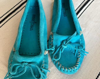 Minnetonka Turquoise Suede Kilty Moccasin Flats – Women’s Size 7.5