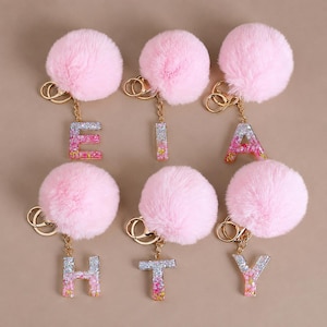Colgante personalizado de piel sintética con inicial para bolso, llavero con pompón esponjoso, llavero con letra brillante, colgante personalizado para bolso, regalo para ella.