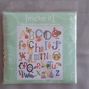Make Itのアルファベットサンプラークロスステッチキット、14カウントアイーダ、デザインサイズ32.5 x 38.5 cm