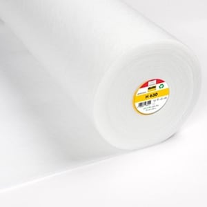 Puede incluir: Un rollo blanco de entretela termoadhesiva con una etiqueta amarilla que dice "H 630".