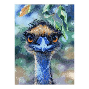 Op de afbeelding: Een diamond painting set met een close-up portret van een emoe met feloranje ogen, een blauwachtige snavel en gestructureerde bruine en zwarte veren. De achtergrond toont groen gebladerte en een enkel geel blad in een gepixelde stijl.